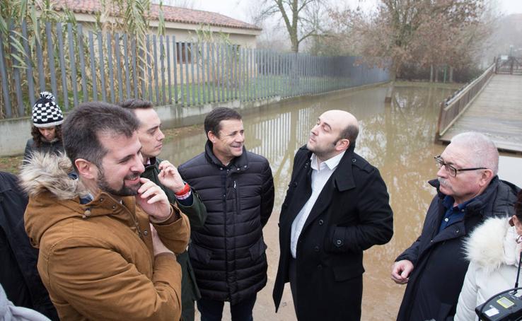 El secretario general del PSOE-CyL, Luis Tudanca, junto a alcaldes de la zona, visita las zonas afectadas por las inundaciones en la comarca de Benavente