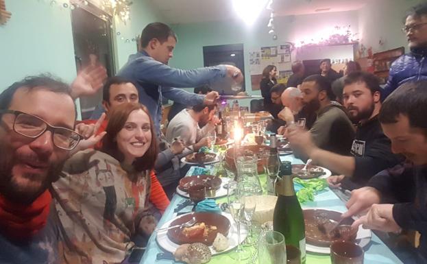 La ONU en San Martín del Camino: ocho nacionalidades cenan juntas en Nochebuena en plena ruta jacobea