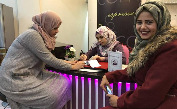 Cafetería sólo para mujeres en Gaza