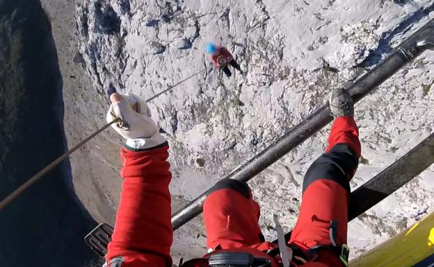 Rescatada una mujer de 36 años que cayó de diez metros cuando escalaba en Peña Los Llanos