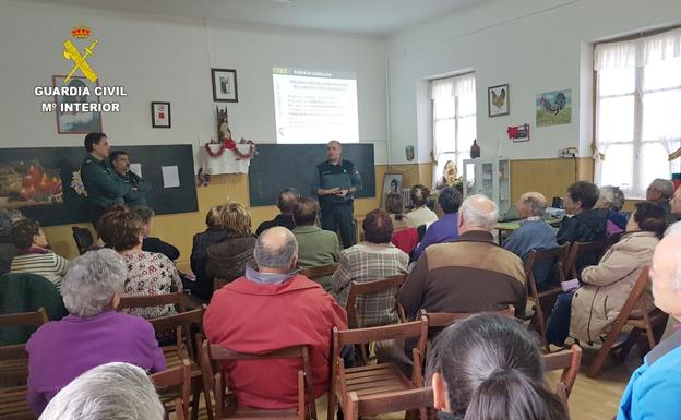 La Guardia Civil imparte 41 charlas a nuestros mayores en la provincia de León
