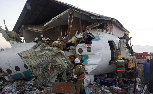 Al menos 12 personas mueren al estrellarse un Fokker-100 en Kazajistán