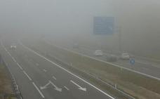 La niebla dificulta la visibilidad para la conducción en la A-6 a la altura de San Miguel de las Dueñas