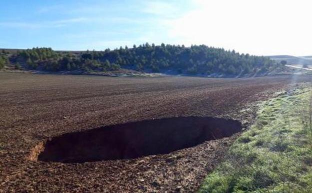 Investigan la aparición de un enorme agujero en una parcela de Cuenca