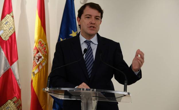 Mañueco insiste en que estarán «pendientes» de que el nuevo Gobierno «no vulnere la Constitución»