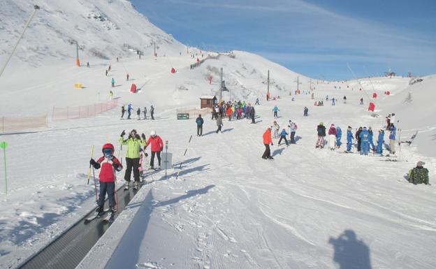 Las estaciones de esquí de la Diputación ofrecen 23 kilómetros esquiables en el puente de Reyes