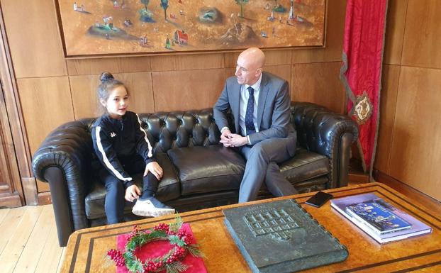 El alcalde recibe a la promesa de la gimnasia rítmica leonesa Mariela Calvo