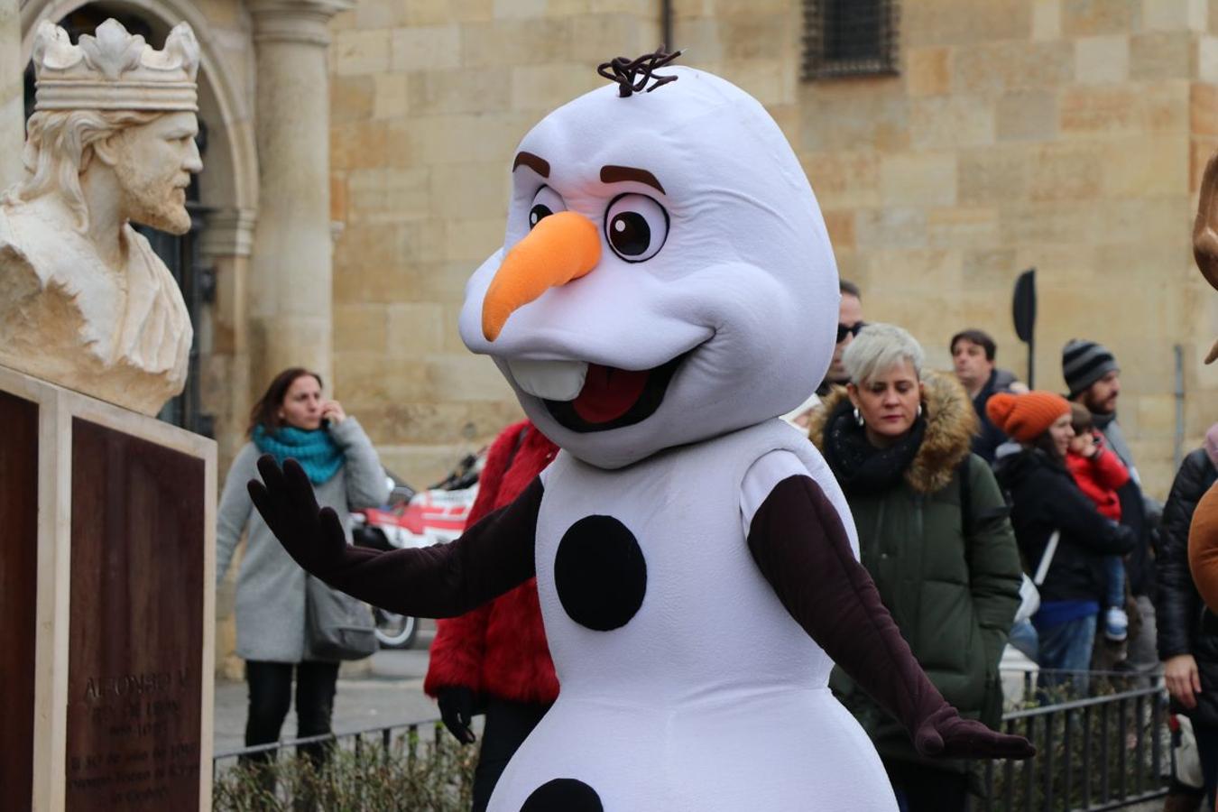 Pasacalles navideño con los personajes de Frozen