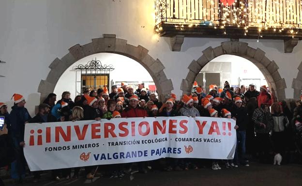 Cerca de 150 personas reclaman en Villamanín inversiones para la estación de Valgrande-Pajares como «revulsivo para la comarca»