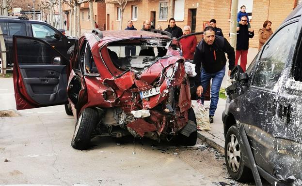 Golpea una señal de tráfico, pierde el control de su turismo y destroza ocho vehículos estacionados en Tordesillas