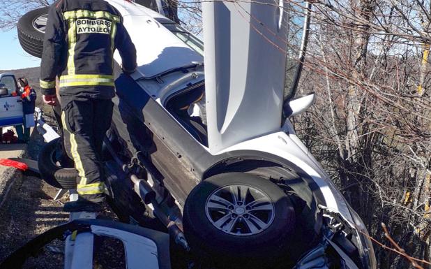 Una mujer pierde el control de su vehículo por el hielo y resulta herida al chocar con el guardarrail