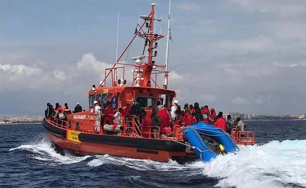 Un inmigrante muerto en una patera interceptada en Canarias