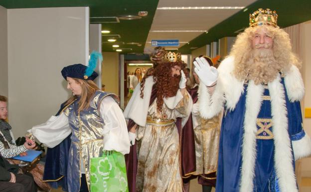 Los Reyes Magos también hacen parada en el Hospital de León