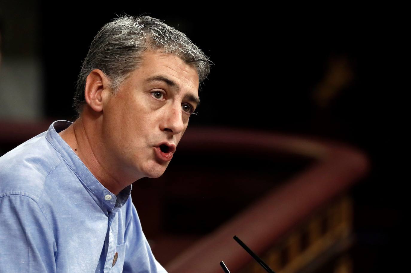 Oskar Matute, de EH Bildu, muestra en el Congreso su solidaridad con «la lucha del País Llionés»