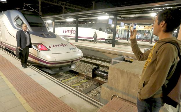 La presión empresarial, social y política lleva a Renfe a mantener su apuesta en el AVE