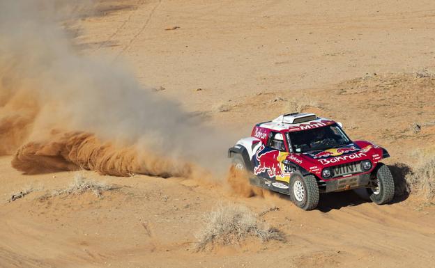 Carlos Sainz se asienta en el liderato del Dakar