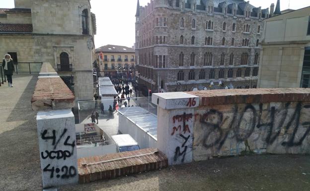 El PP critica que el puente de la Constitución y Navidad «pasan con la Muralla del Cid en un aspecto lamentable»