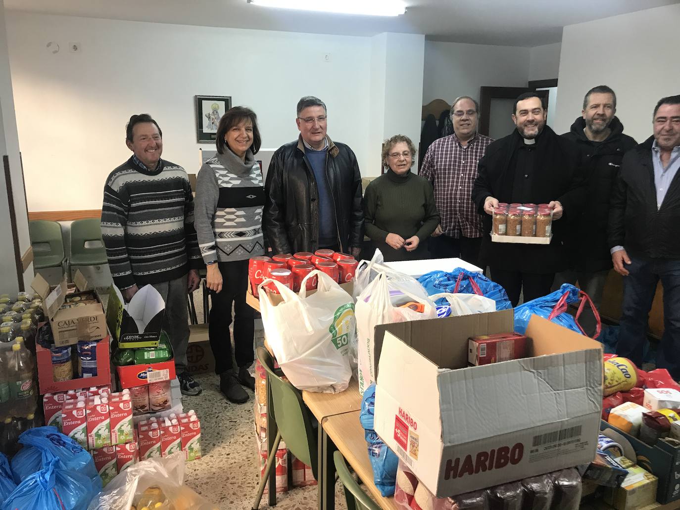 La Cofradía de Nuestra Señora de las Angustias y Soledad entrega más de 3.000 kilos de alimentos a la parroquia del Mercado