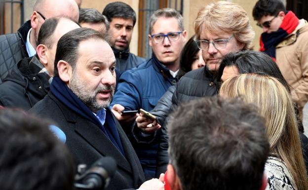 Ábalos asume que el coste del peaje de la AP-66 habrá que «compensarlo» hasta que finalice la concesión