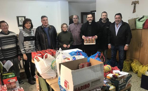 La Cofradía de Nuestra Señora de las Angustias y Soledad entrega más de 3.000 kilos de alimentos a la parroquia del Mercado