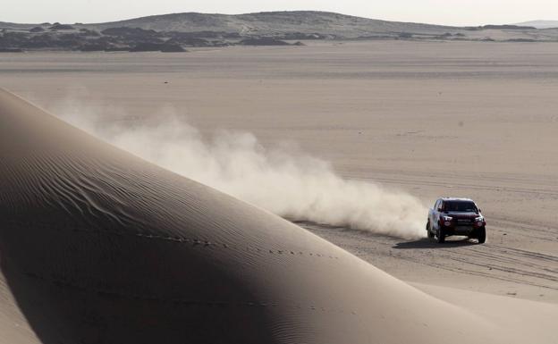 Calleja sufre pero 'sobrevive' a la octava etapa del Dakar