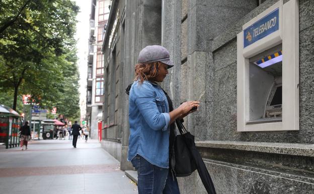 La banca instala el mayor número de cajeros desde la crisis para cubrir el cierre de oficinas
