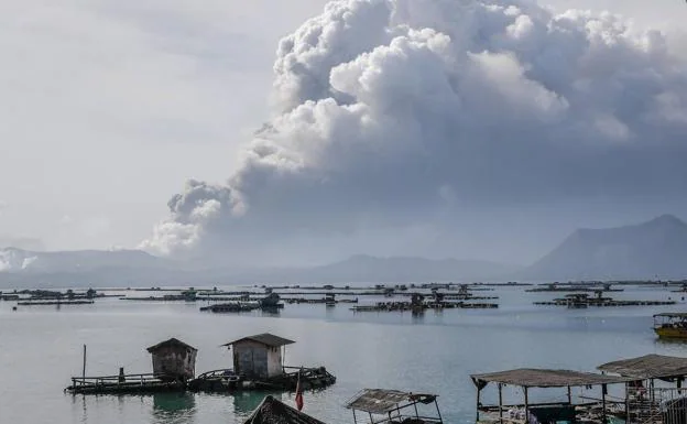 Unas 25.000 personas son evacuadas en Filipinas tras la erupción del volcán Taal