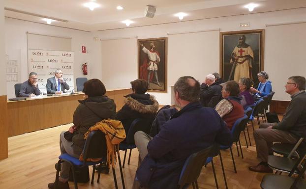 El Ayuntamiento recibe la visita de los representantes vecinales del centro de la ciudad