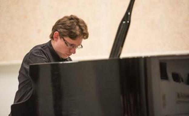 El músico ucraniano Andrii Lunov ofrece un recital de piano en la sala Eutherpe