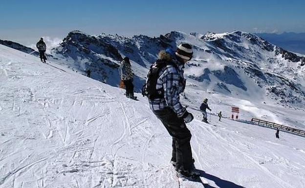 La Escuela de Esquí y Snowboard de San Isidro abre la inscripción a las pruebas de técnico deportivo en snowboard y esquí alpino