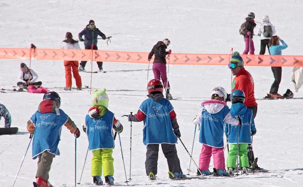 Las estaciones invernales de León esperan poner en servicio este fin de semana 23 kilómetros esquiables