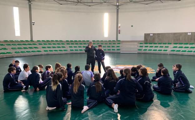 El Colegio La Asunción aprende lucha leonesa