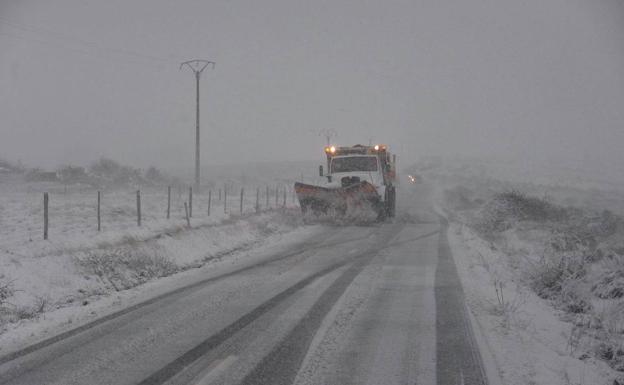 Tráfico pide acortar al sábado el fin de semana ante el riesgo de nevadas