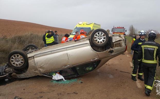 Muere un hombre de 65 años al volcar un turismo en Villangómez (Burgos)