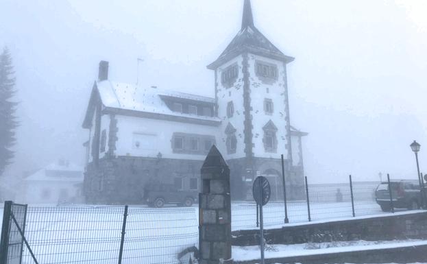 La nieve cierra Pajares a camiones y obliga a usar cadenas en otros ocho puertos de montaña