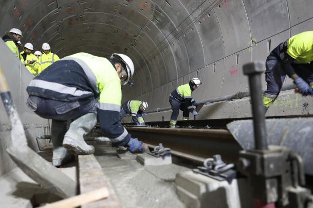 La variante de Pajares está a doce obras y 183 millones de recibir los primeros trenes