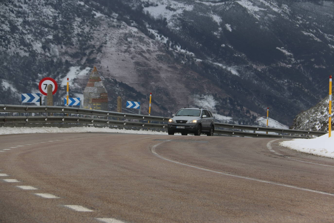 La nieve complica este lunes la circulación por el puerto de Pajares, en la N-630, y por la Autopista AP-66