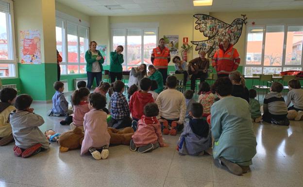 Satse León enseña a los niños de Riaño cómo cuidar de su salud