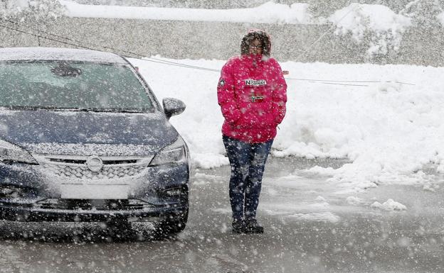 La nieve complica el tránsito por San Glorio y Llánaves de la Reina en la provincia de León