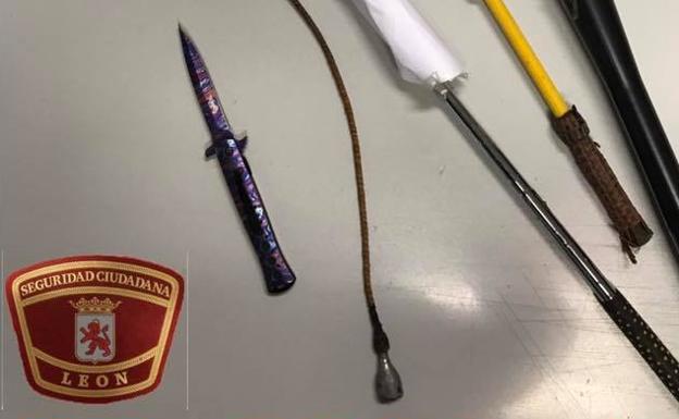 La Policía Local de León sorprende a un conductor que llevaba armas blancas y una bolsa de marihuana