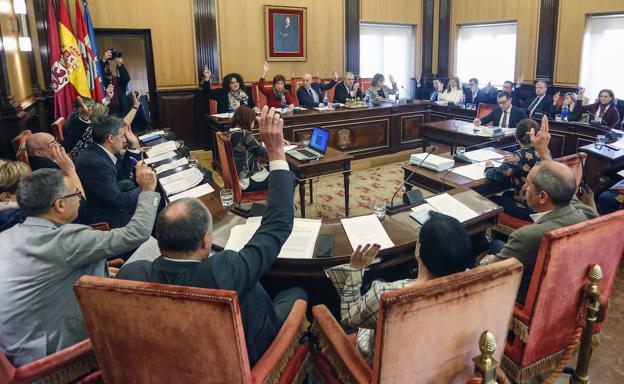 Pleno en el Ayuntamiento de León./Campillo