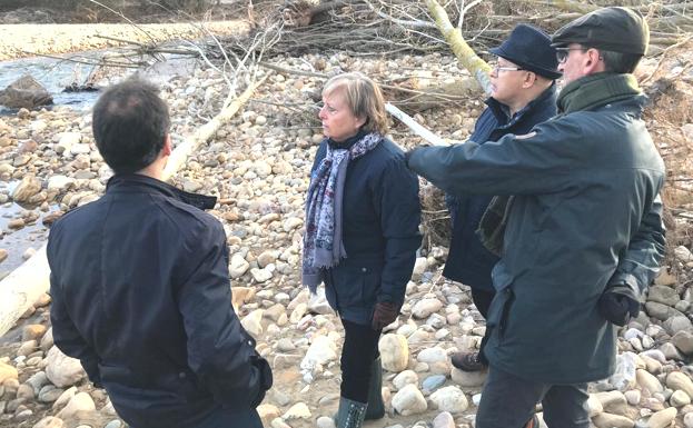 La presidenta de la CHD esquiva a los medios, visita los daños de las riadas y promete 1,2 millones