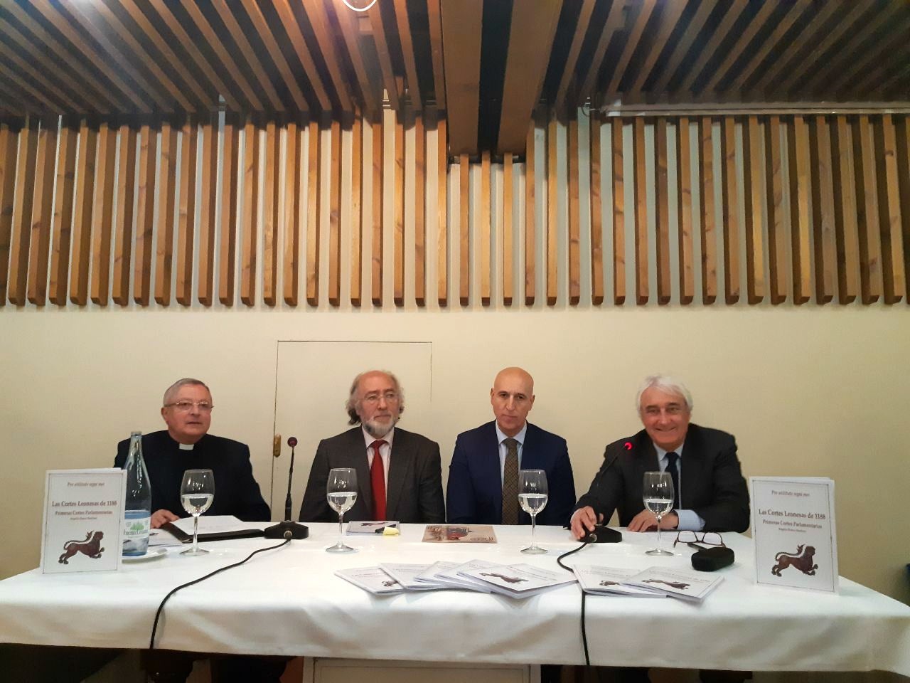El alcalde de León participa en la presentación del libro 'Las Cortes Leonesas de 1188' de Rogelio Blanco