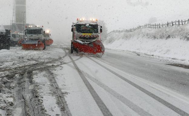 La nieve obliga a usar cadenas en tres carreteras de León e impide circular a los camiones por dos de Ávila