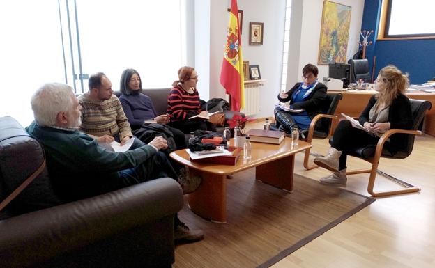 Cabañas recibe a la Plataforma por la Sanidad Pública de León para abordar la remodelación del Centro de Salud de Pinilla