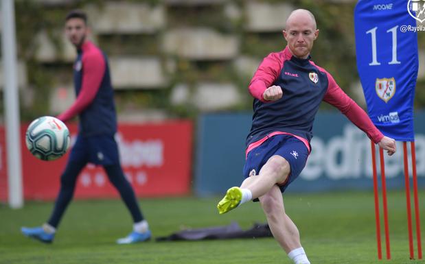 Isi: «Estoy muy contento de firmar por el Rayo Vallecano»