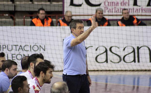 El Abanca Ademar recupera el martes a Manolo Cadenas y a sus internacionales