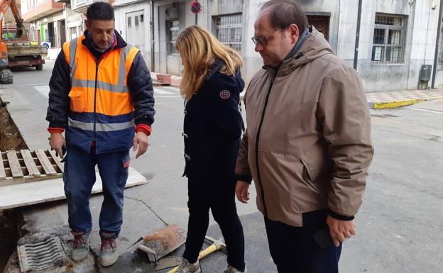 El alcalde de La Bañeza visita las obras de la Calle Escultor Rivera que concluirán en los próximos días