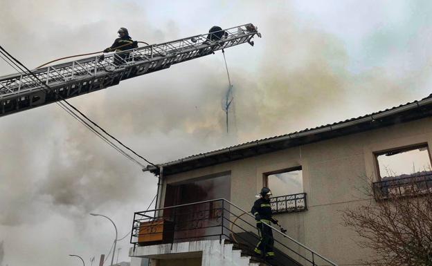 Una vivienda calcinada en Velilla de Valderaduey en un incendio que tardó más de tres horas en ser sofocado