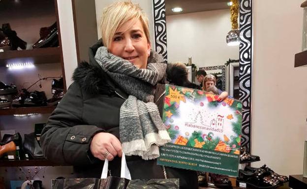 La Bañeza entrega el premio del concurso de foto-compra de la Campaña de Comercio de Navidad